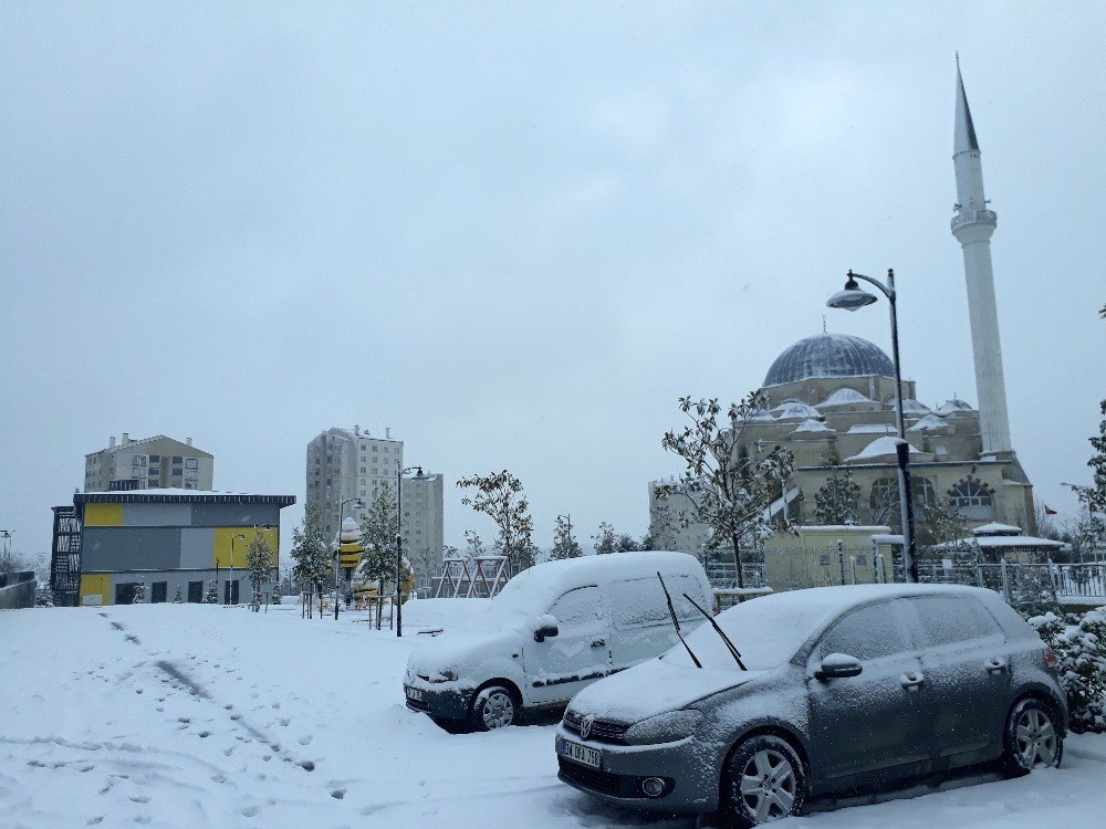 Başakşehir Güne Beyaz Örtüyle Uyandı