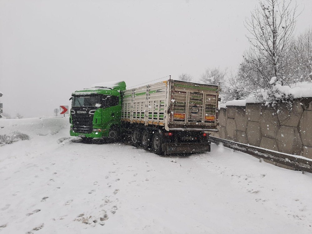 Bolu Dağı’nda Makaslayan Tır Yolu Trafiğe Kapattı