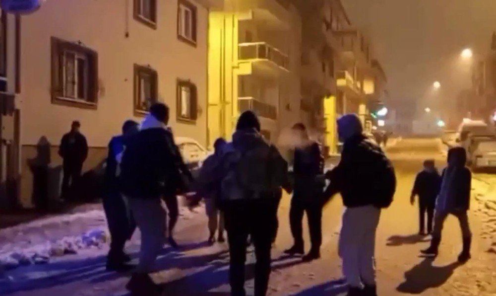 Kar Yağışı Virüsü Unutturdu...kar Üzerinde Horon Oynadılar