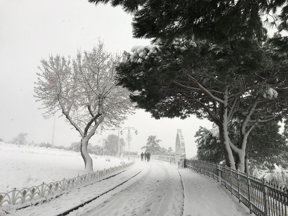 İstanbul’da Kar Etkisini Artırdı, Çamlıca Tepesi’nde Kar Kalınlığı 20 Santime Ulaştı