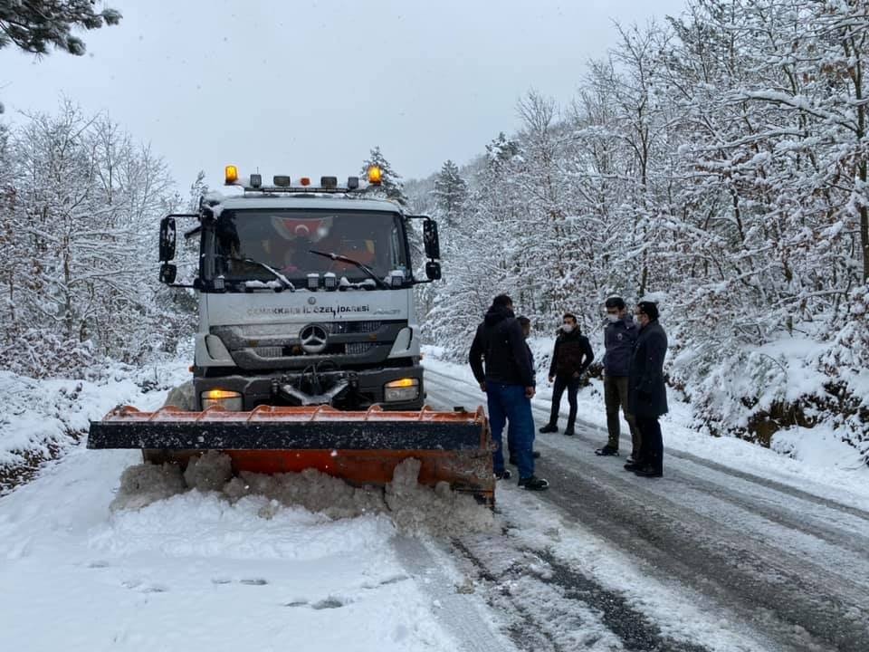 Yenice’de Buzlanan Yolda Tır Şarampole Devrildi