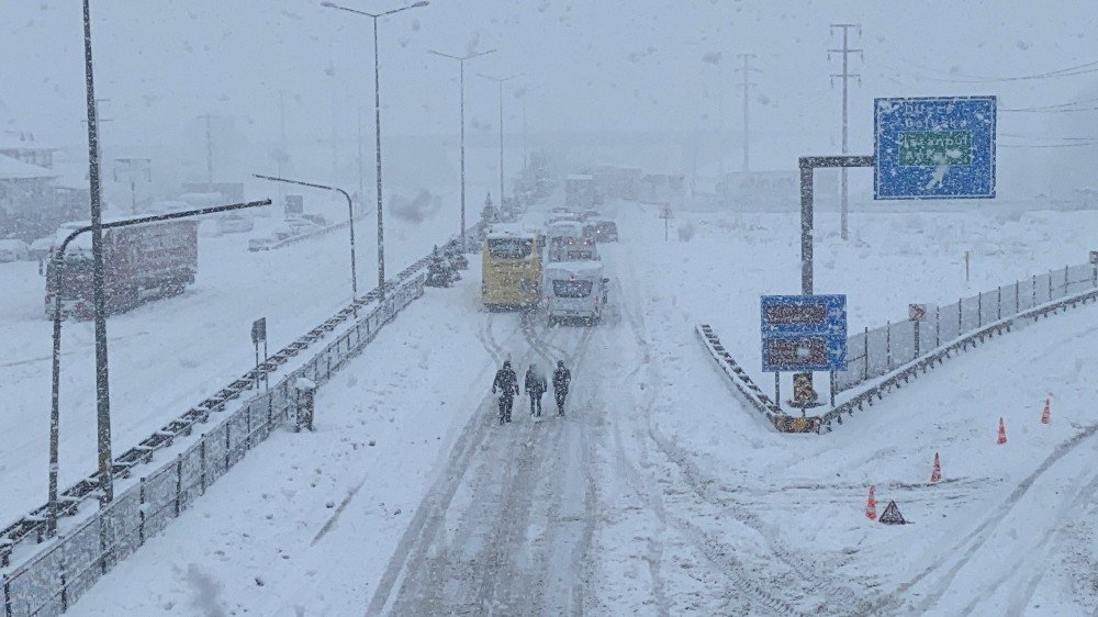 Tem Otoyolu Kar Nedeniyle Trafiğe Kapandı