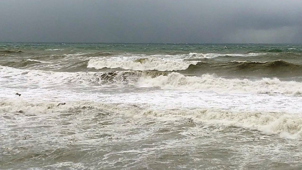 Karadeniz’de Dalgalar Sahilleri Dövüyor