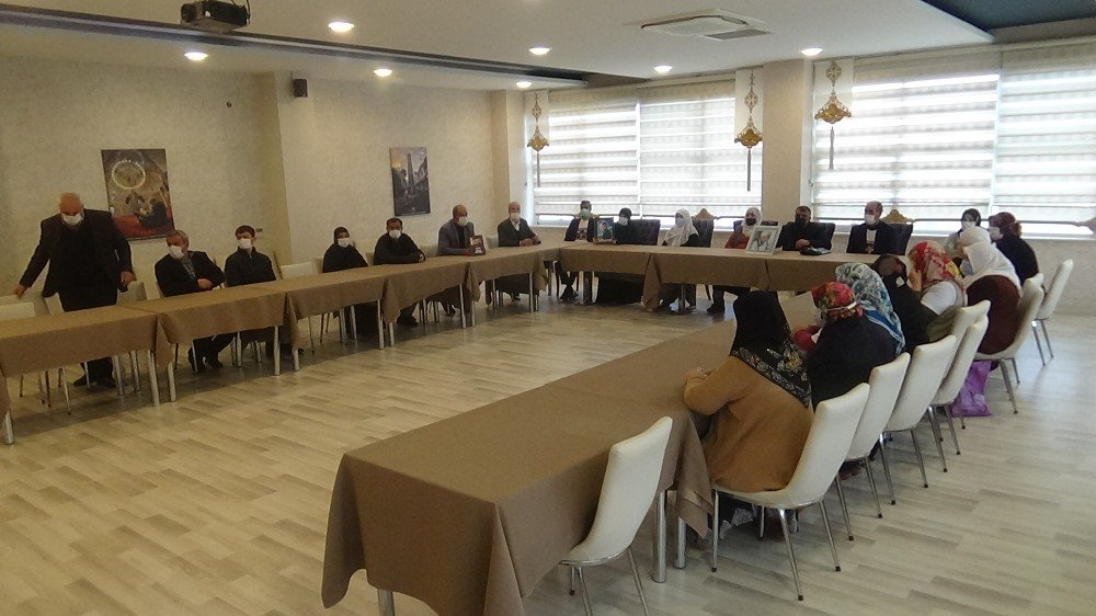 Evlatlarının Yolunu Gözleyen Aileler, Kısıtlamaya Rağmen Eylemlerine Devam Ediyor