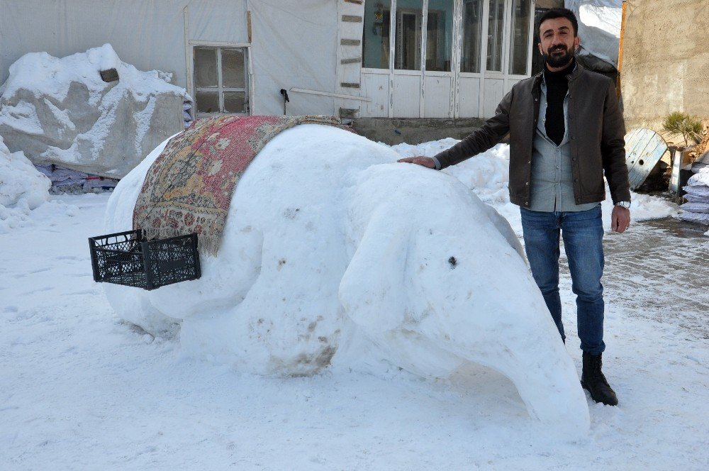 Yüksekovalı Gençlerden Kardan Fil
