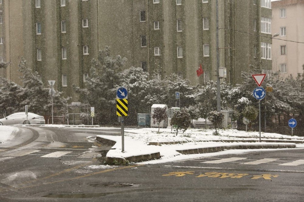 Kağıthane’de Ara Sokaklar Beyaz Örtü İle Kaplandı