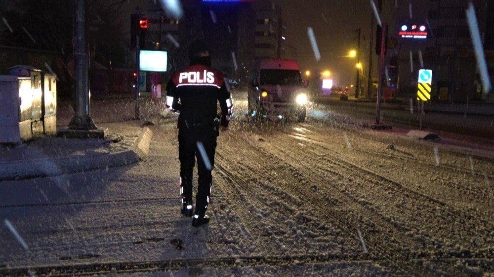 Lapa Lapa Kar Altında Denetimler Sürdü