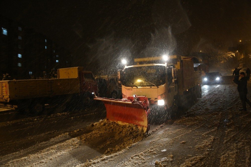 Maltepe’de 250 Kişilik Ekiple Kar Seferberliği