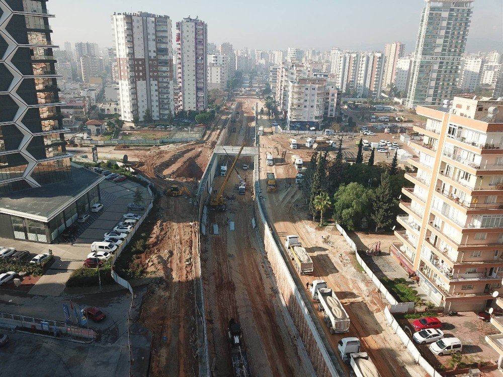 Forum Katlı Kavşağında Çalışmalar Sürüyor