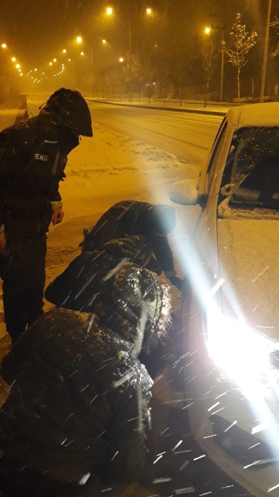 Yolda Kalan Sürücünün Yardımına Polis Yetişti