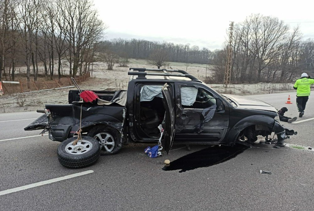 Samsun’da Kamyonet Su Kanalına Girip Bariyere Çarptı: 2 Yaralı