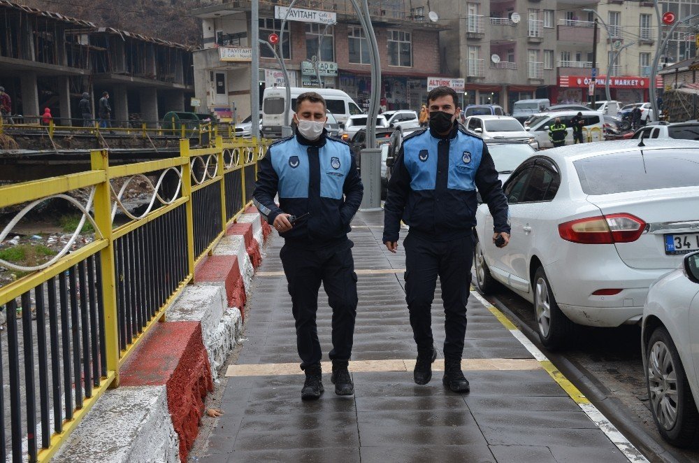 Zabıtalar Dışarıda Namaz Kılanlar Islanmasın Diye Şemsiye Tuttu