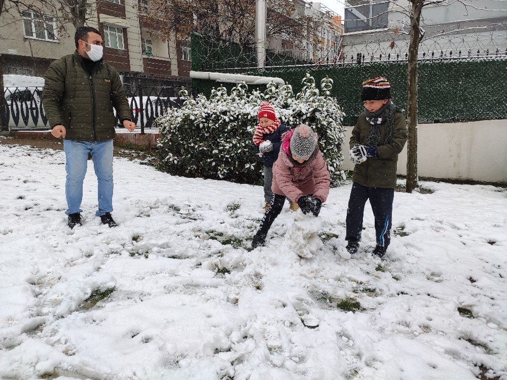 Sultangazi’de Kar Eğlencesi Kısıtlama Tanımadı