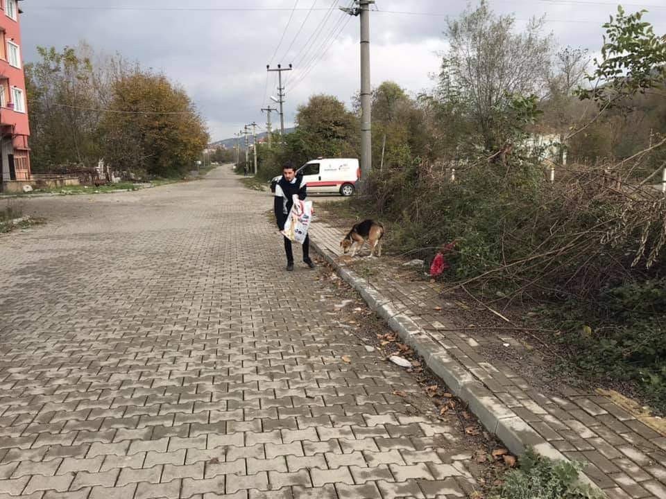 Kazancının Yarısını Sokak Hayvanları İçin Harcıyor