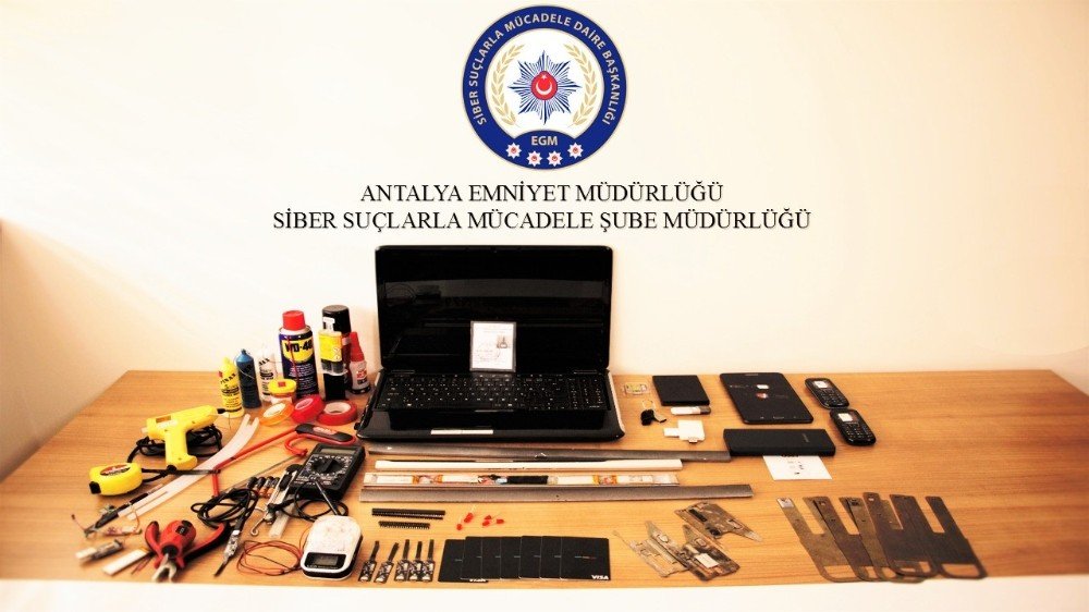 Atm Cihazlarına Kart Kopyalama Cihazı Takıp Vatandaşların Hesaplarından Para Çeken İki Kişi Yakalandı