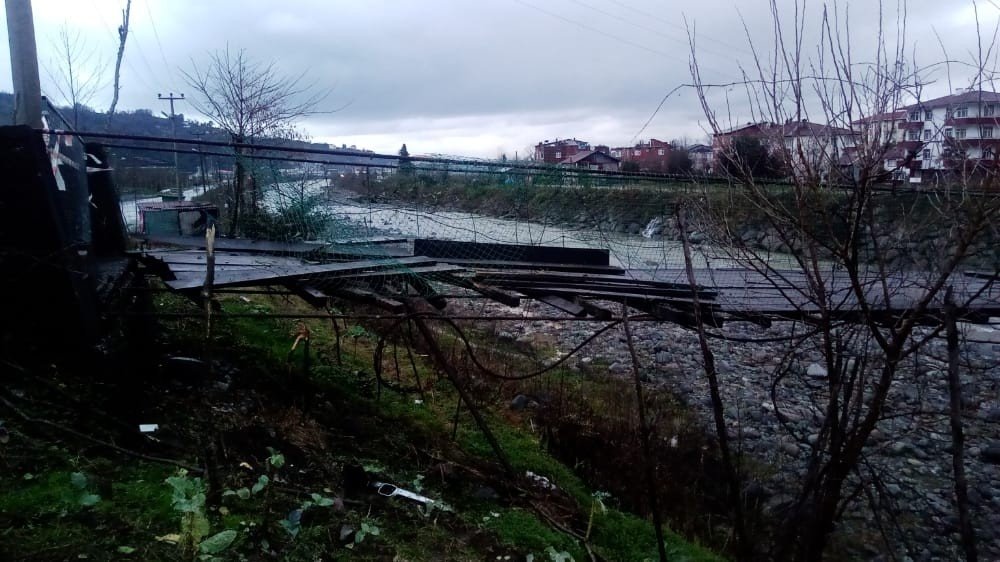 Asma Köprünün Halatları Kopunca Aracıyla Köprüde Asılı Kaldı