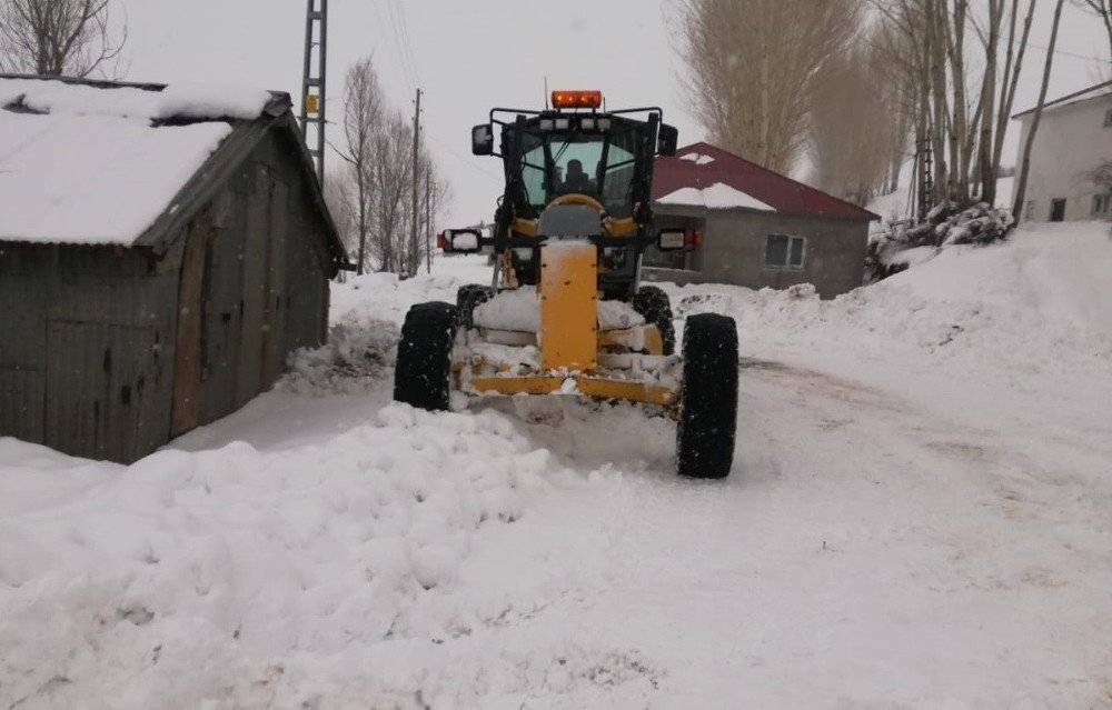 Bingöl’de Kar 281 Köy Yolunu Ulaşıma Kapattı
