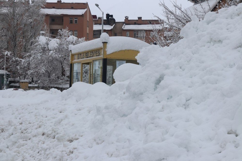 Bitlis’te Otobüs Durakları Ve Tek Katlı Evler Karda Kayboldu