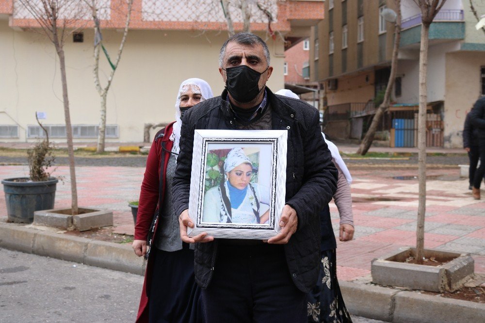 Hdp’ye Karşı Başkaldıran Annelerin Eylemine Bir Aile Daha Katıldı