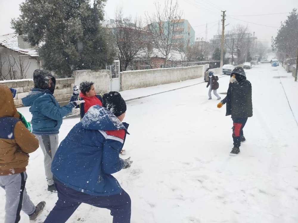 Kar Yağışı Çocukların Yüzünü Güldürdü