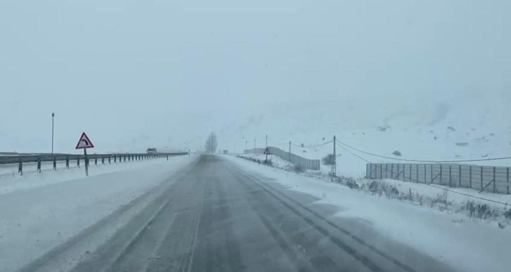 Erzurum - Horasan Karayolunda Kar Ve Tipi Nedeniyle Ulaşım Güçlükle Sağlanıyor
