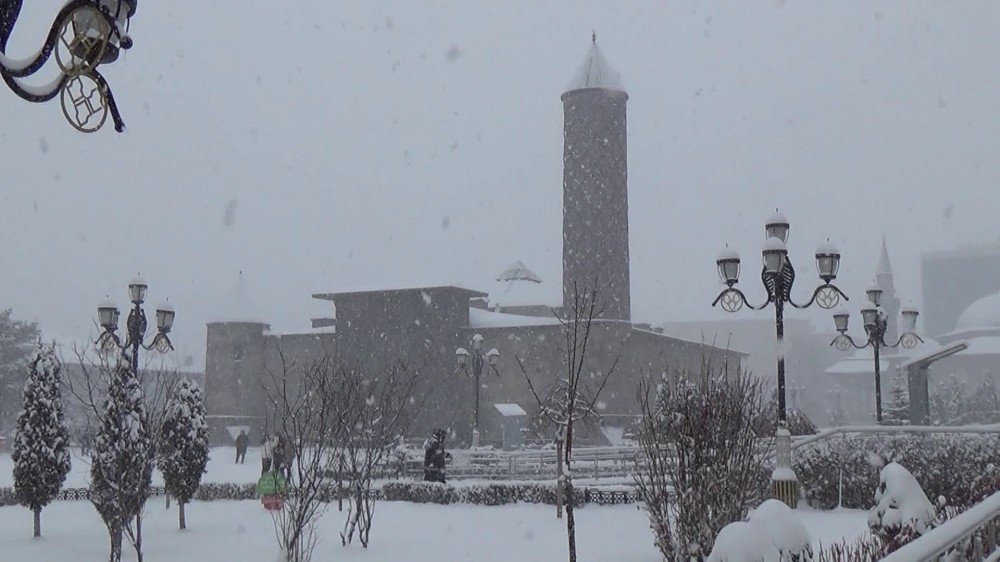 Erzurum’da Kar Esareti