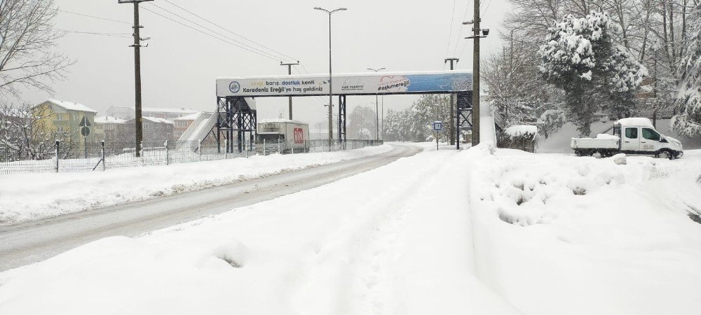Kar Yağışı Tüm Şehri Esir Aldı
