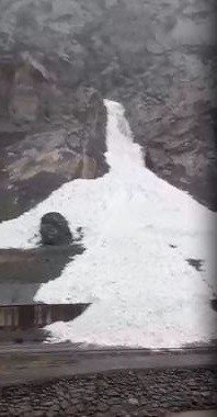 Kara Yoluna Düşen Çığ Böyle Görüntülendi