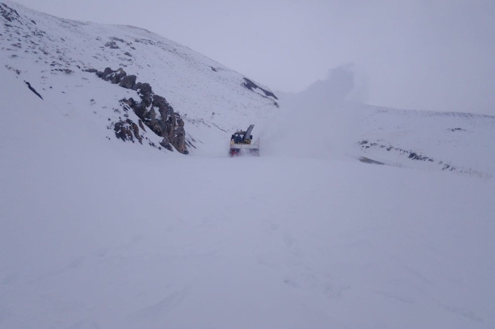 Hakkari’de 195 Yerleşim Yerinin Yolu Ulaşıma Kapandı