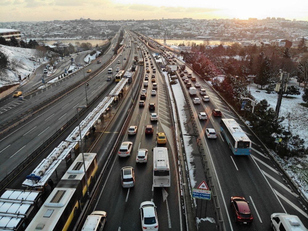 İstanbul’daki Trafik Yoğunluğu Havadan Görüntülendi