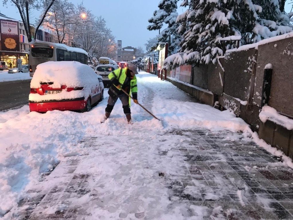Kaldırımlar Kar Ve Buzdan Temizleniyor