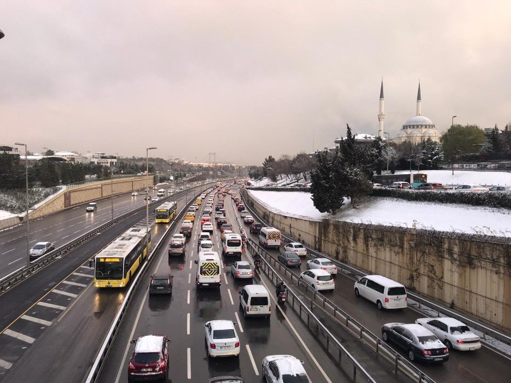 İstanbul’da 56 Saatlik Kısıtlama Sonrası 15 Temmuz Şehitler Köprüsü’nde Trafik Yoğunluğu
