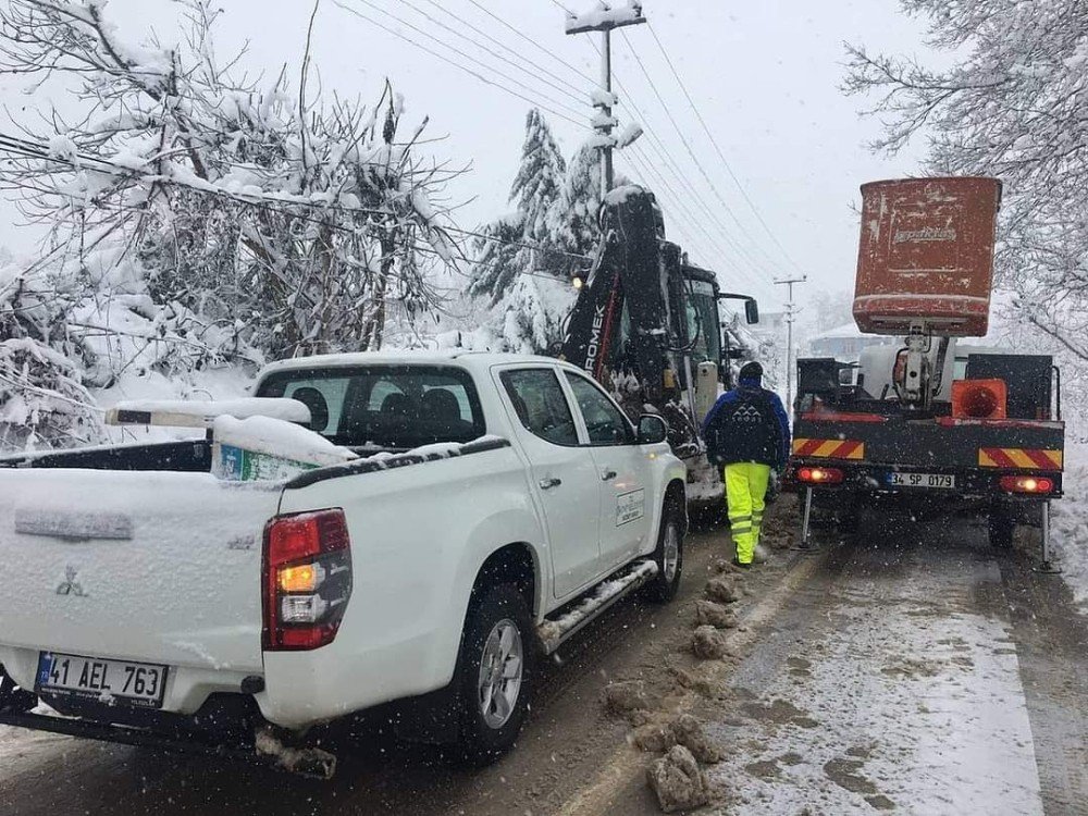 Karlı Yolları Verilen Mücadele Akmeşe’yi Elektriğe Kavuşturdu