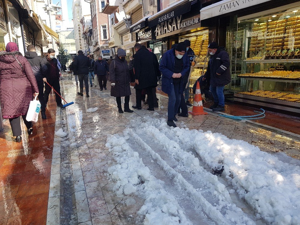 Karlı Yollarda Vatandaşların Zorlu Yürüme Mücadelesi