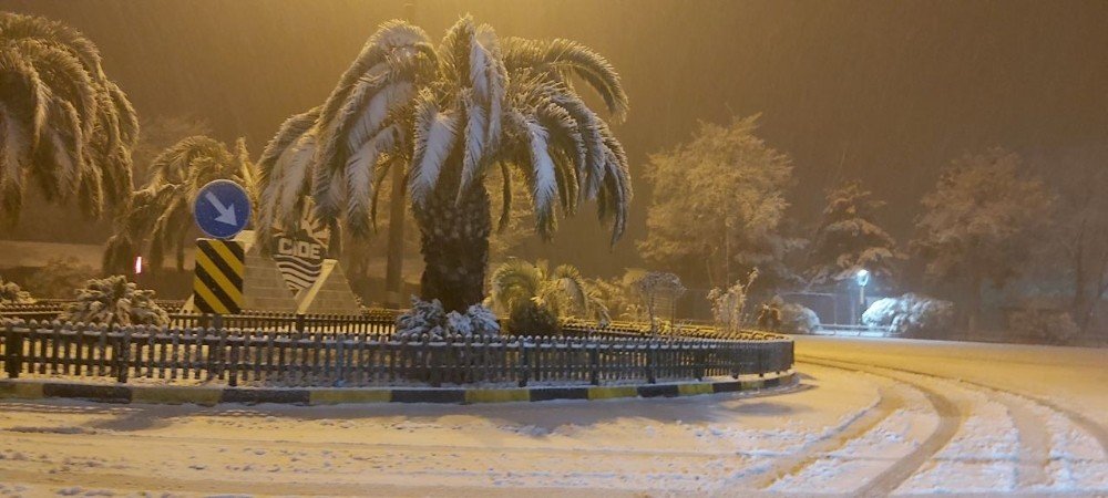 Cide Beklenen Kar Yağışı İle Beyaza Büründü