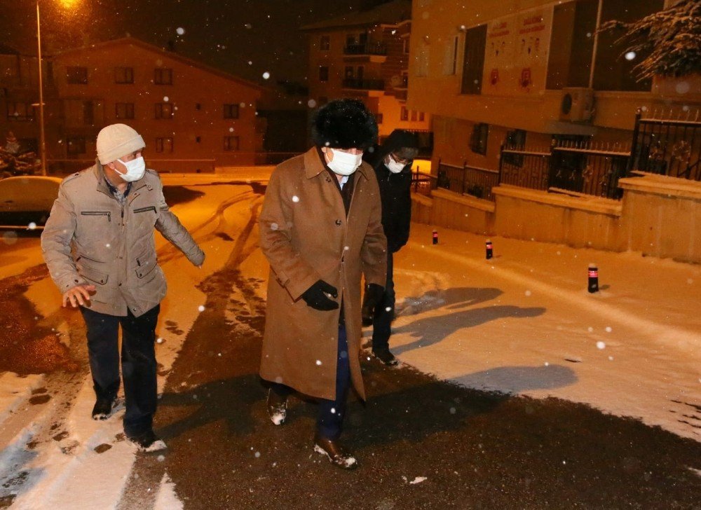 Altınok’tan Sabahın İlk Işıklarına Kadar Kar Mesaisi