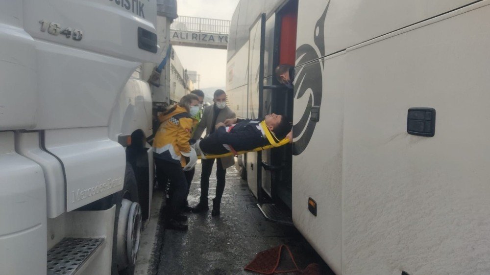 Tıra Arkadan Çarpan Yolcu Otobüsü Muavini Yaralandı