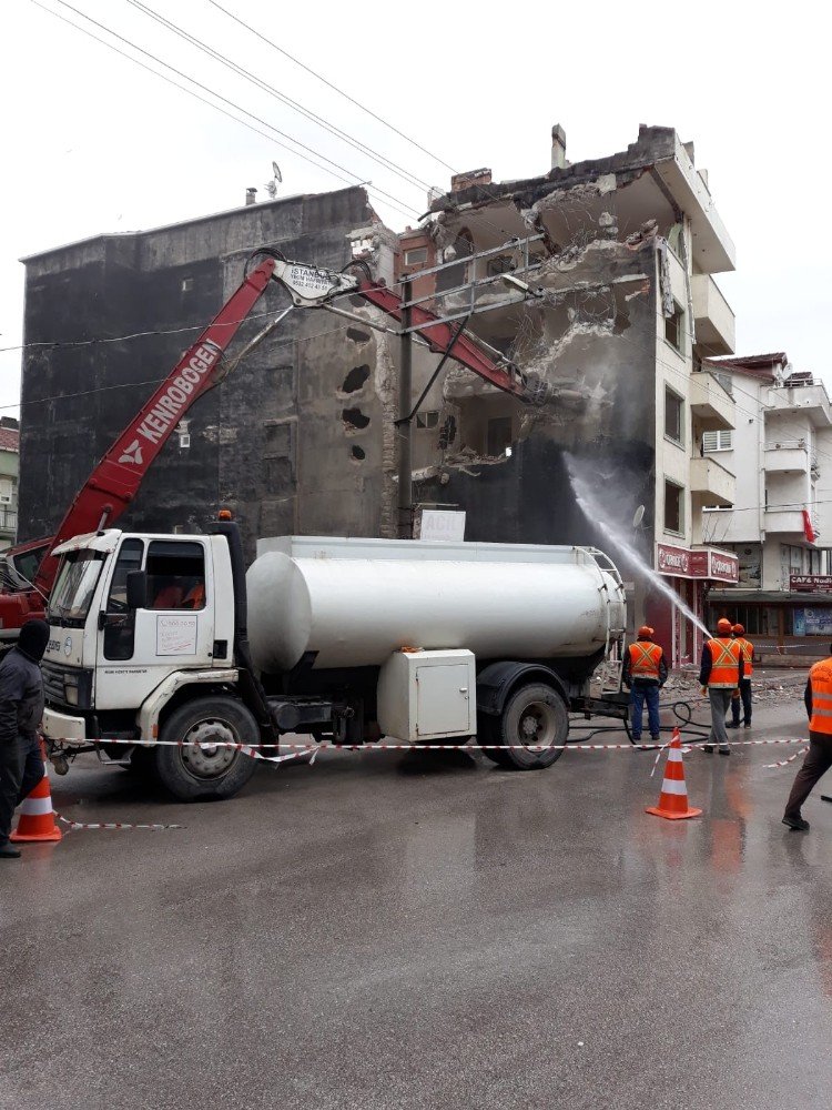 Körfez’deki Ağır Hasarlı Bina Yıkıldı