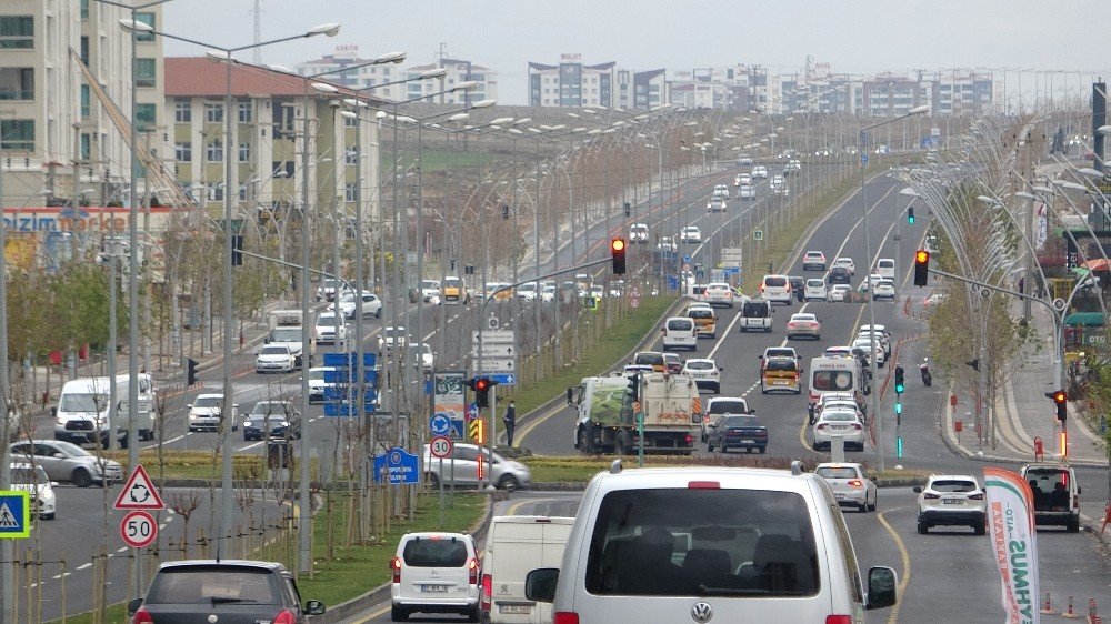 56 Saatlik Kısıtlama Bitti, Diyarbakır’da Trafik Yoğunluğu Başladı