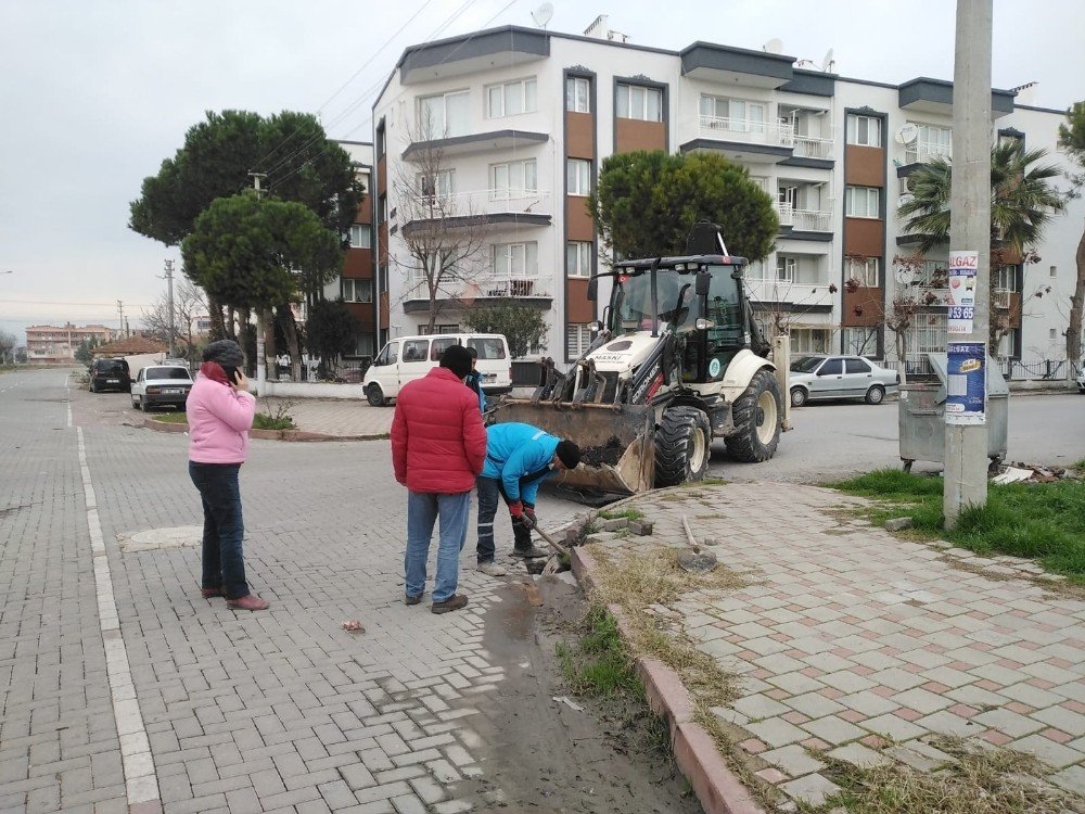 Mahalle Muhtarından Vatandaşlara "yağmursuyu Izgaralarını Temiz Tutalım" Çağrısı