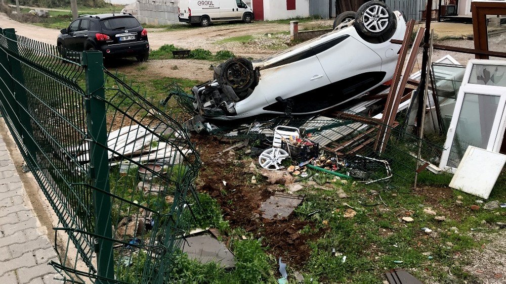 Takla Atan Otomobilden Sağ Çıktı