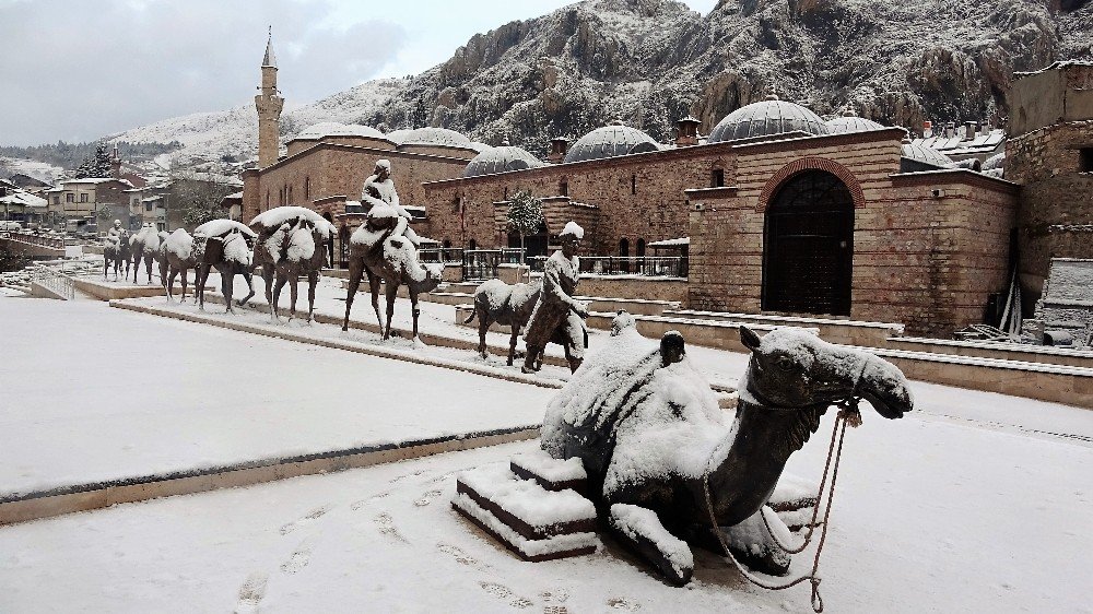 Tokat’ta Tarihi Çarşı Beyaz Gelinlik Giydi
