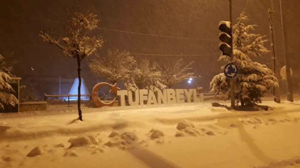 Beyaza Bürünen Tufanbeyli’de Belediye Ekiplerinin Yoğun Kar Mesaisi