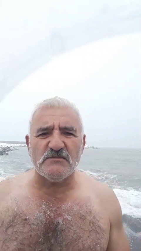 Buz Adam Eksi 1 Derecede Denize Girdi, Kar Banyosu Yaptı