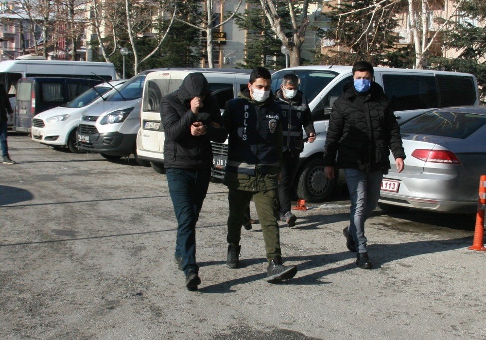 Tekel Bayisine Giren 2 Şahıs 30 Bin Tl’lik Soygun Yaptı