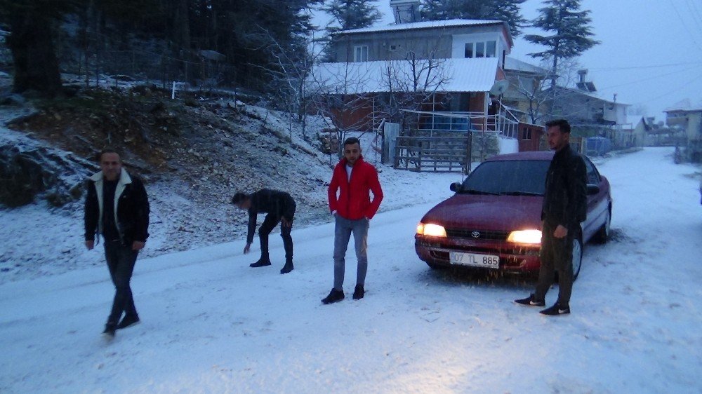 Kumluca’ya Yağan Kar Gençleri Heyecanlandırdı