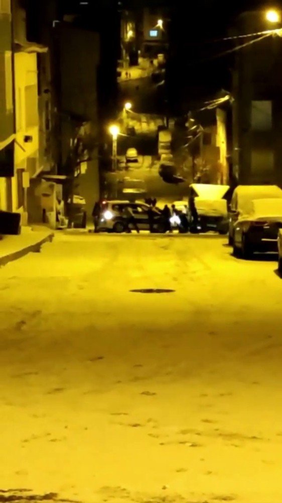 Arnavutköy’de Kartopu Oynayanlar Vatandaş Mahallede Kalan Polis Aracını Böyle Kurtardı
