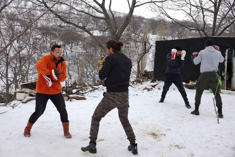 Kick Boks Tutkusu Kar Altında Antrenman Yaptırdı