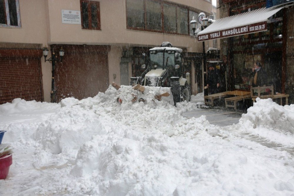 Bitlis’te Duraklar, Tabelalar, Evler Kardan Kayboldu