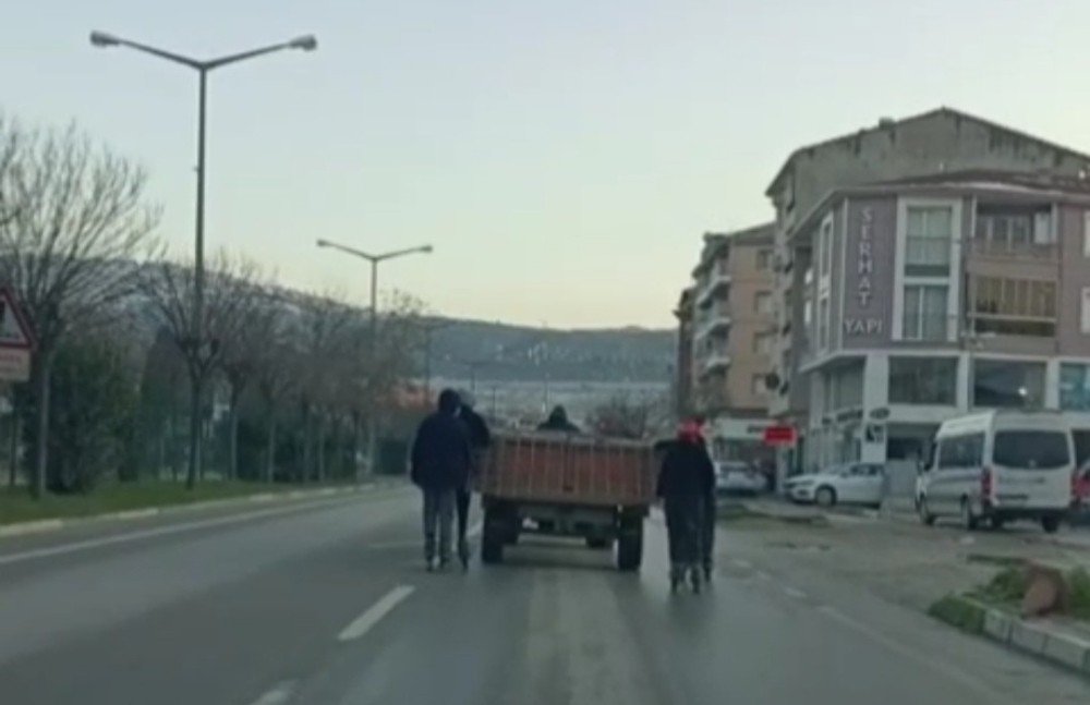 Bursa’da Traktöre Takılan Patenci Çocukların Tehlikeli Yolculuğu Kameralara Yansıdı